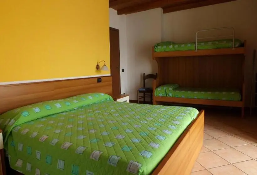 Standard Neljän Hengen Huone, Albergo Ristorante Innocenti