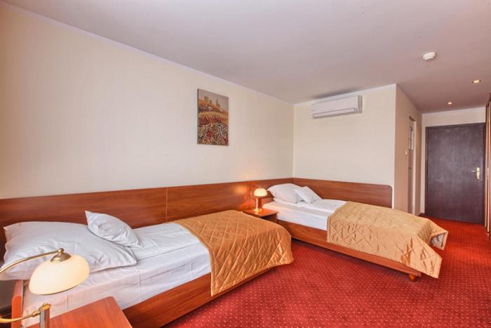 스탠다드 룸, Jubilat