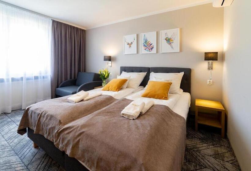 수피리어 트리플 룸, Jubilat