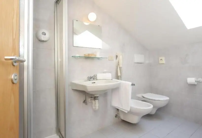 Standard Yhden Hengen Huone, Langeshof