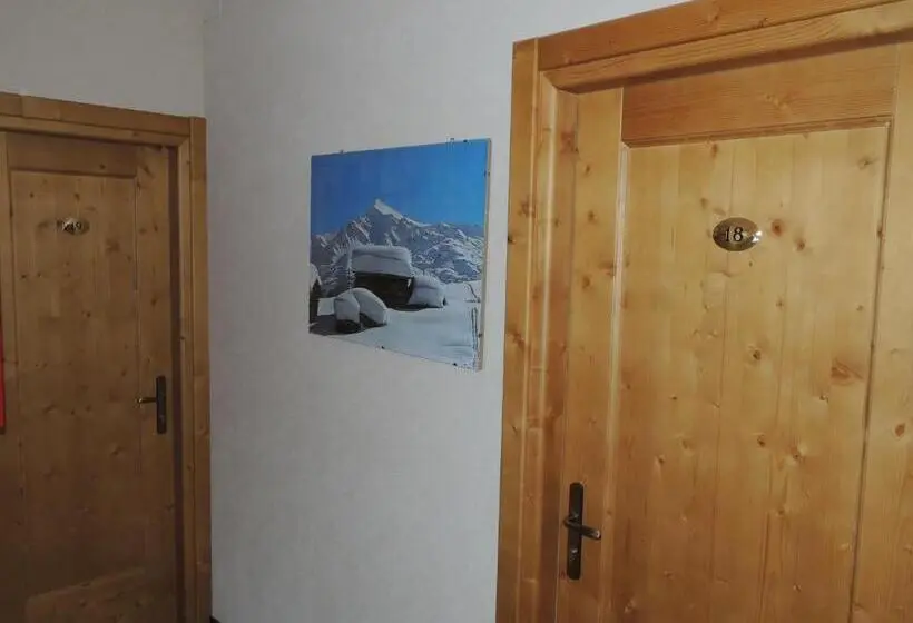 Standard Kolmen Hengen Huone, Zebrù