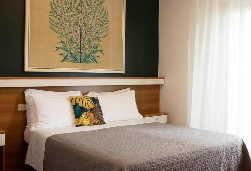 标准三人间, Crystal