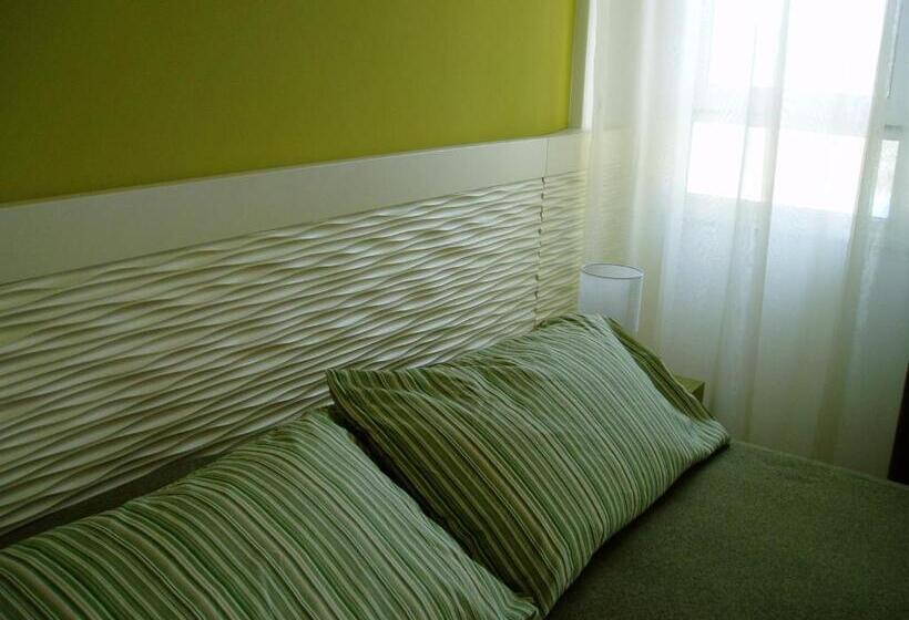 חדר סטנדרט, Mon Pays