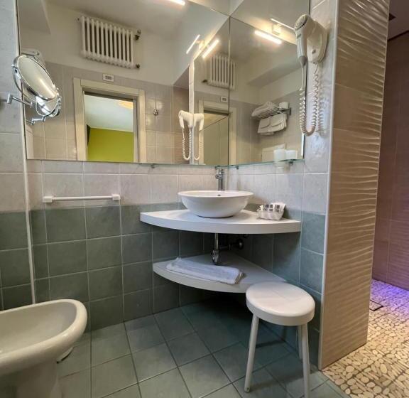 סוויטת ג'וניור, Mon Pays