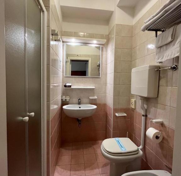 חדר סטנדרט, Mon Pays