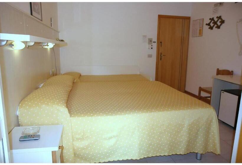 חדר סטנדרט לשלושה, Paron