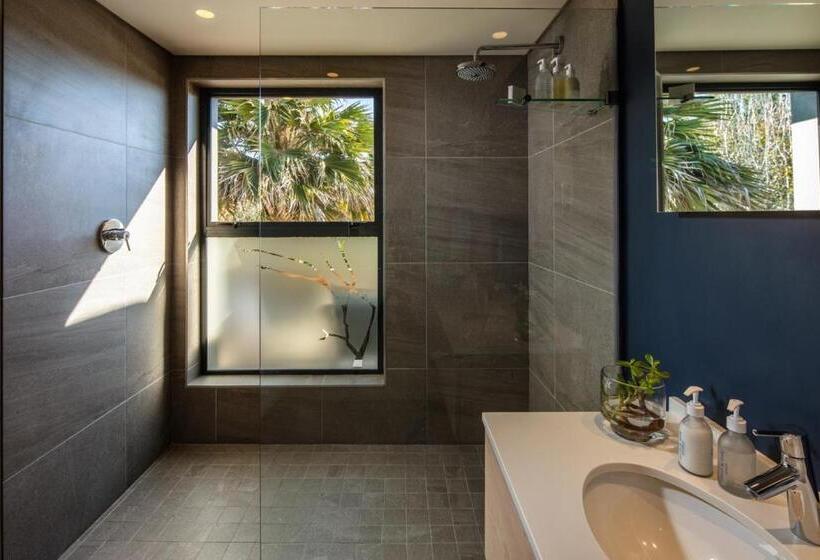 غرفة قياسية سرير كينج, Sky Villa Boutique Hotel By Raw Africa Collection