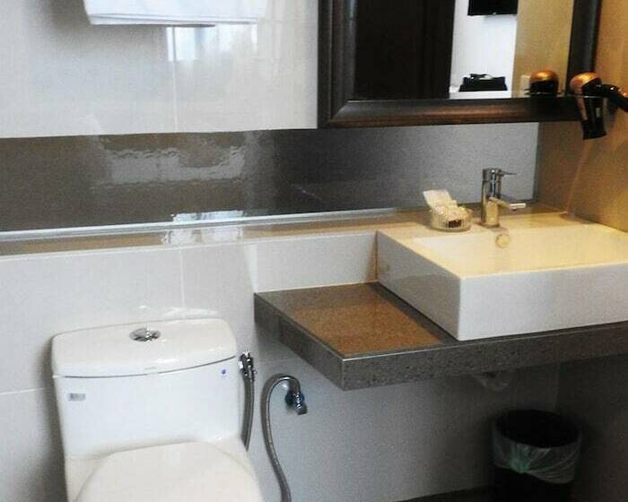 Quarto Estandar, The Riverbank