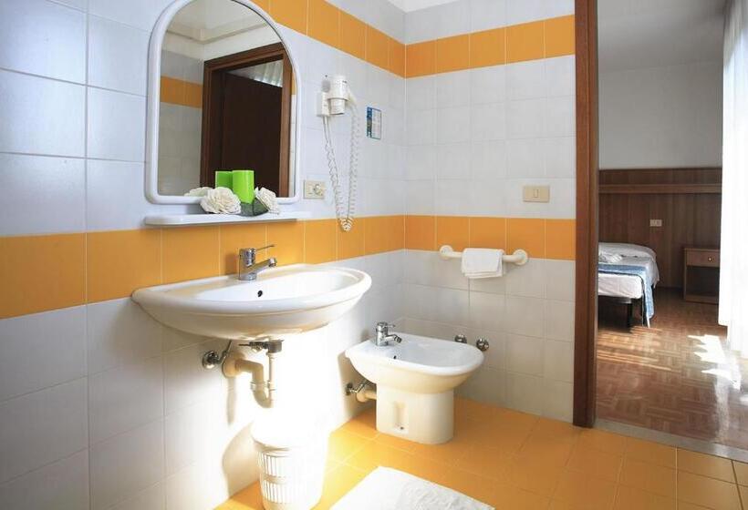 带阳台的三人标准间, Villa Aspe