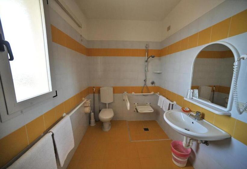 带阳台的三人标准间, Villa Aspe