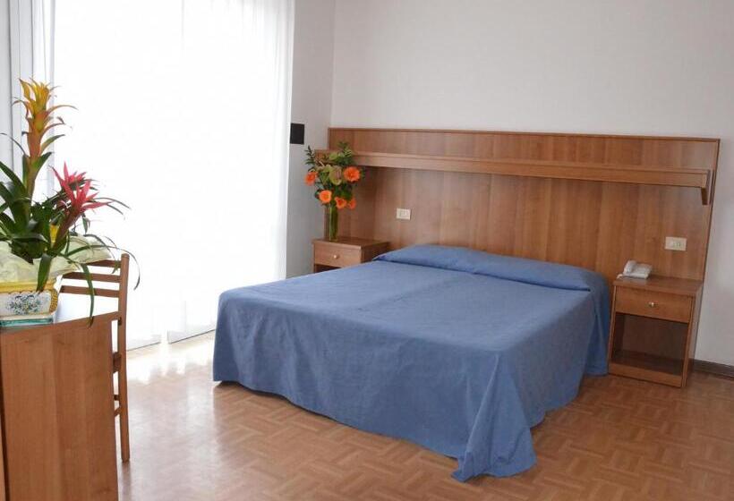 带阳台的三人标准间, Villa Aspe