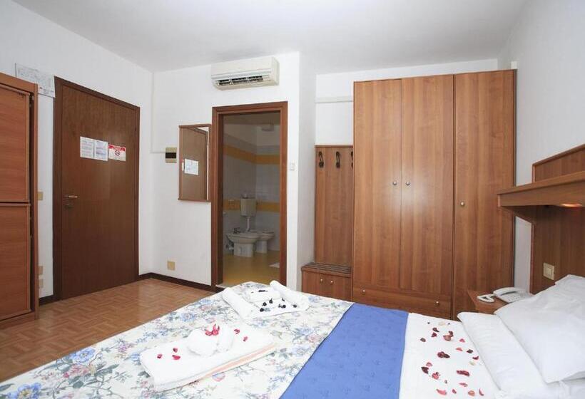 带阳台的三人标准间, Villa Aspe