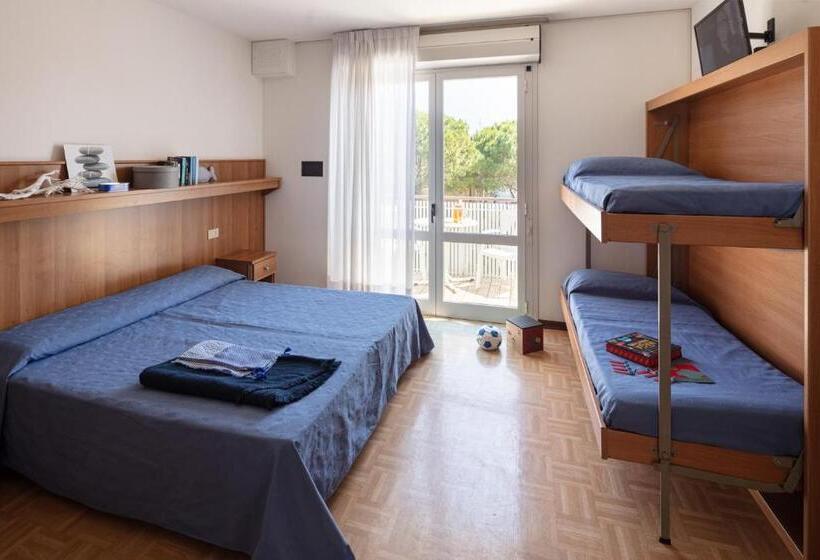 带阳台的三人标准间, Villa Aspe