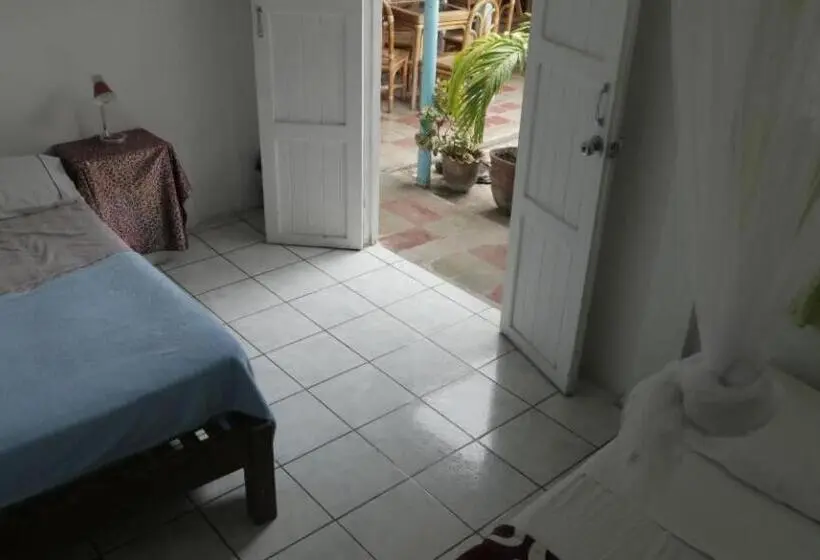 اتاق استاندارد سه نفره, Luna International Hostel