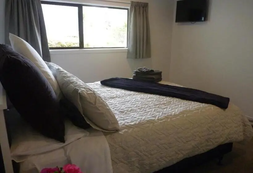 Standard room with outdoor bath, Abel Tasman Kaiteriteri B & B
