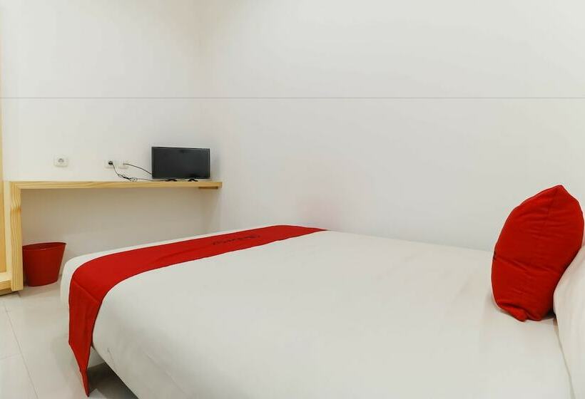 Номер Economy, Reddoorz Plus @ Kapuk Business Park