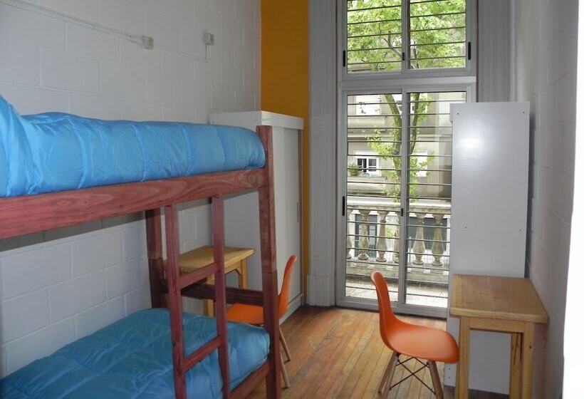 מיטה בחדר משותף, Student’s Hostel