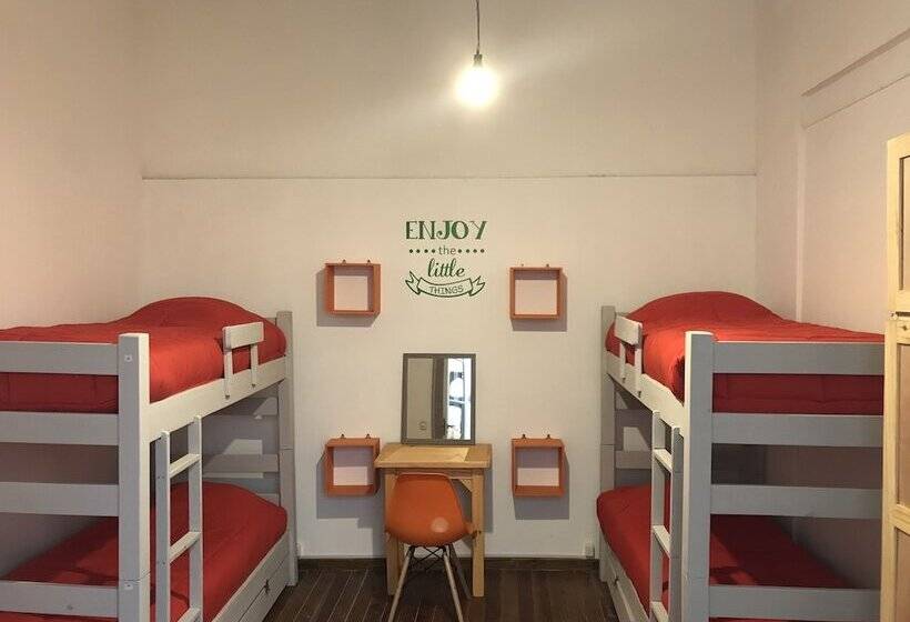 מיטה בחדר משותף, Student’s Hostel