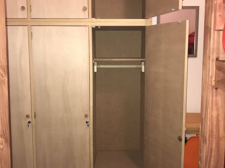 מיטה בחדר משותף, Student’s Hostel