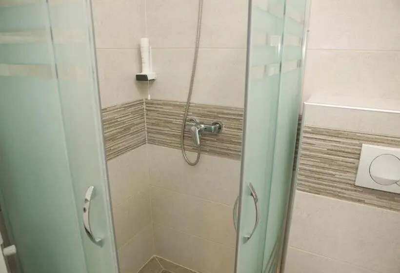 سوئیت با بالکن, Apartmani Brocat