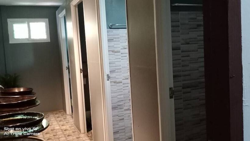 Quarto Estandar Banheiro Compartilhado, Decho Hostel