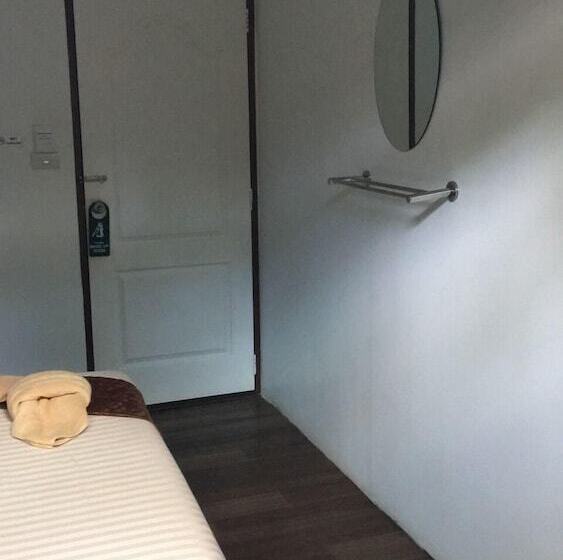 Quarto Estandar Banheiro Compartilhado, Decho Hostel