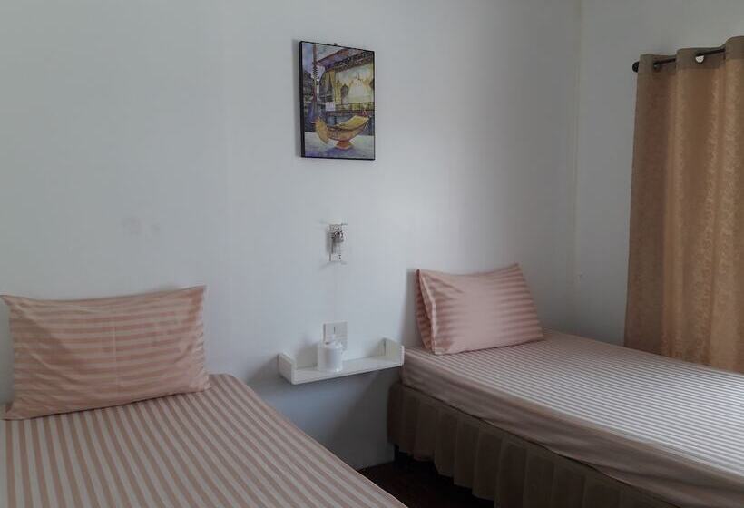 Quarto Estandar Banheiro Compartilhado, Decho Hostel