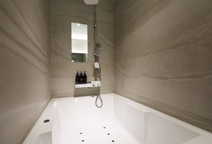 스탠다드 룸, Yaja Wirye