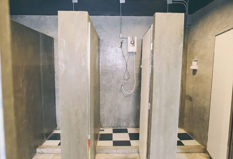 اتاق استاندارد با سرویس بهداشتی مشترک, Vestique Hostel