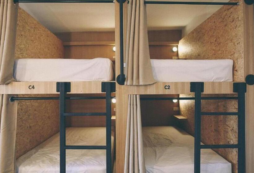 سرير فى غرفة مشتركه, Vestique Hostel