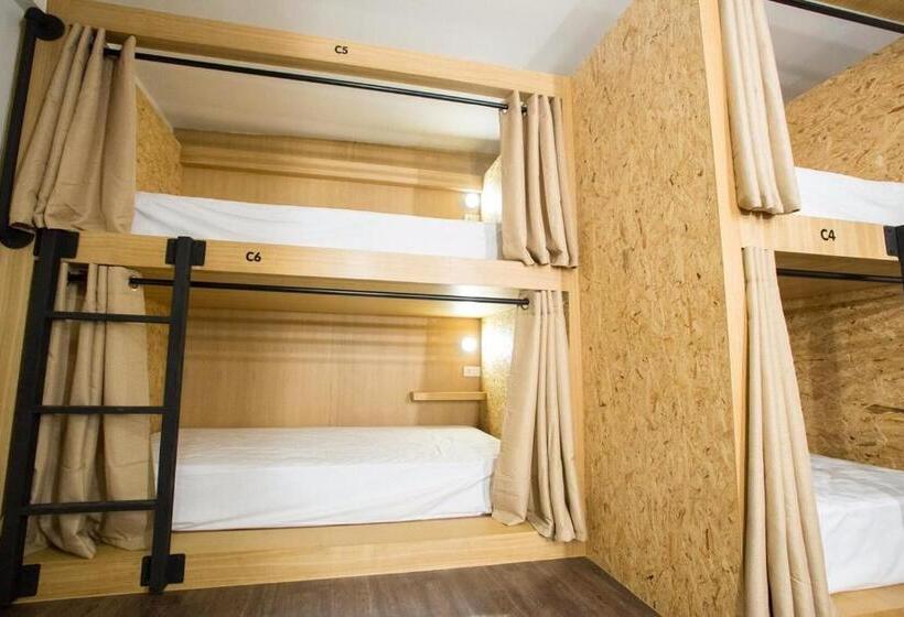 تختخواب در اتاق مشترک, Vestique Hostel