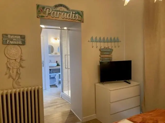 デラックスルーム, The Corner Properties