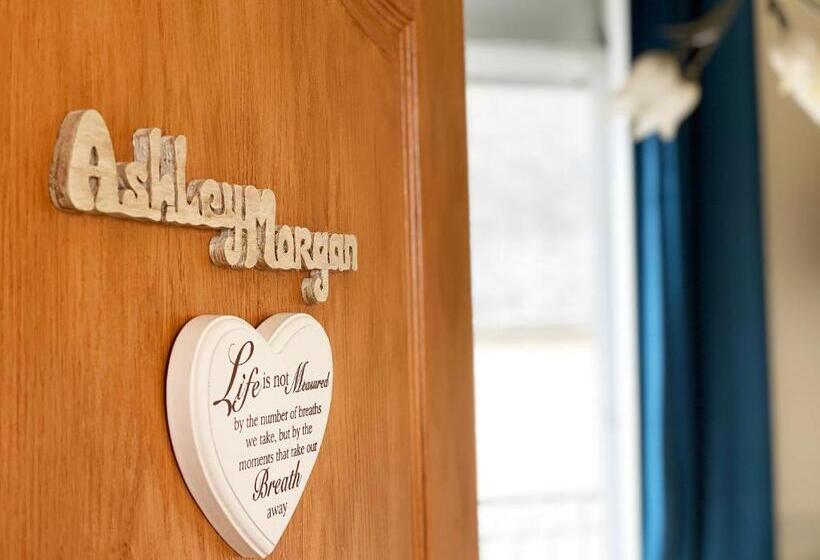 디럭스 룸, The Corner Properties