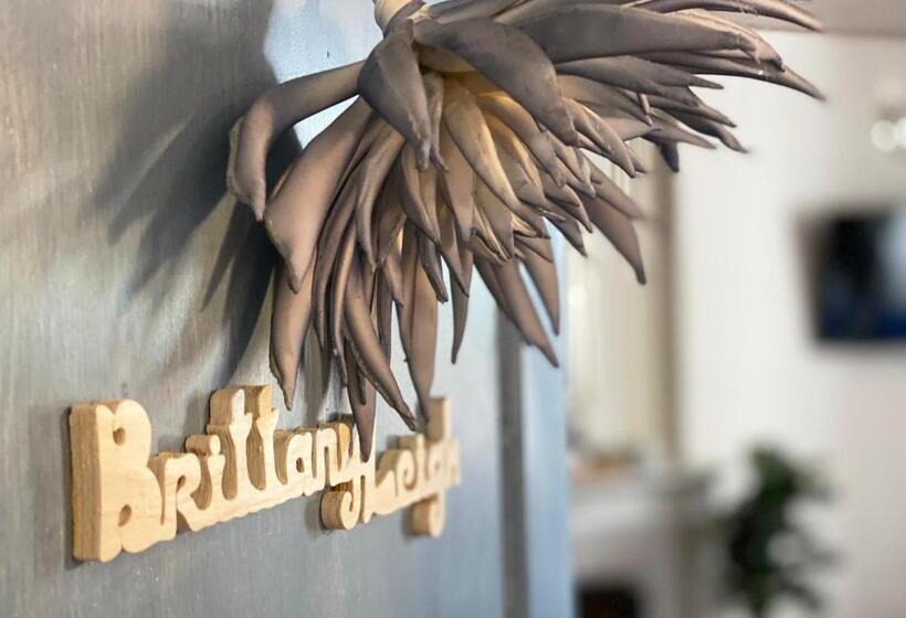 جناح ديلوكس, The Corner Properties