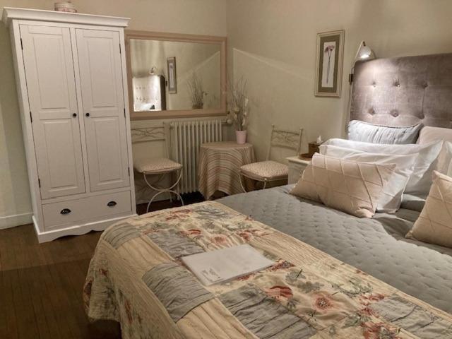 חדר סטנדרט, The Corner Properties