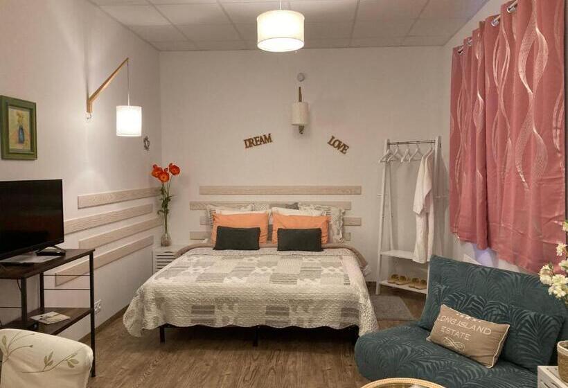 Студия Deluxe, The Corner Properties