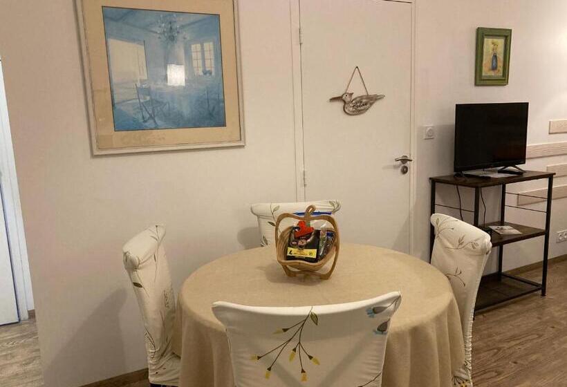 디럭스 스튜디오, The Corner Properties