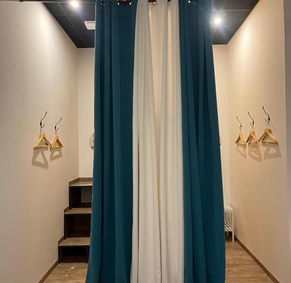 סוויטה משפחתית, The Corner Properties