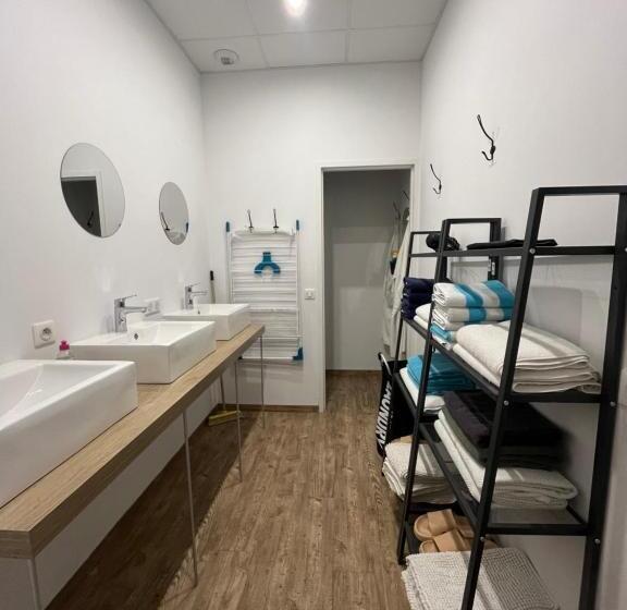 סוויטה משפחתית, The Corner Properties