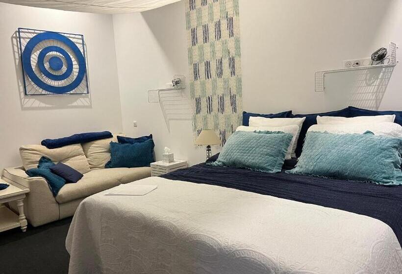 패밀리 스위트, The Corner Properties