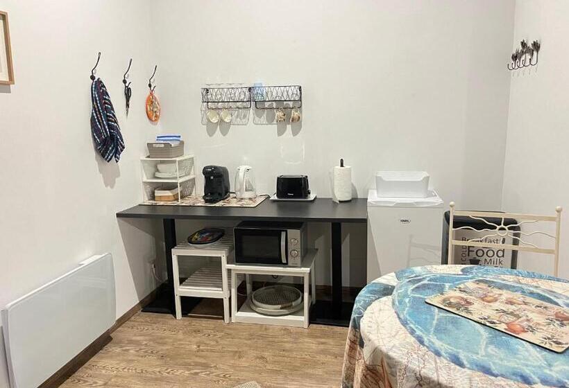 패밀리 스위트, The Corner Properties