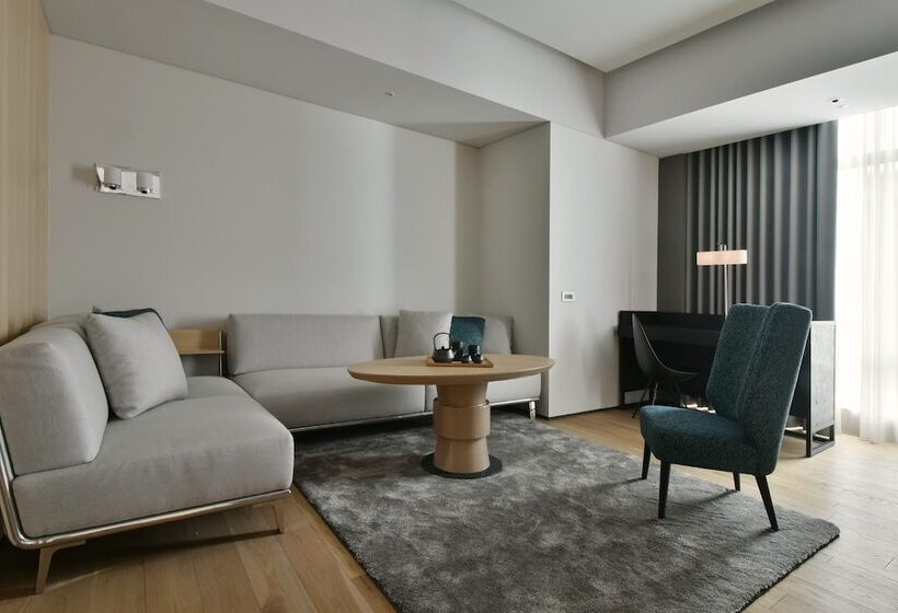 اتاق لوکس, Silks Club