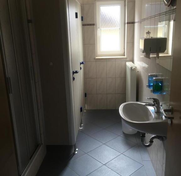 四人标准间, Jurahof Wuermser