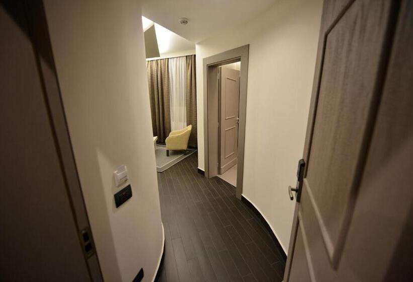 스위트, Petit Hotel Elita