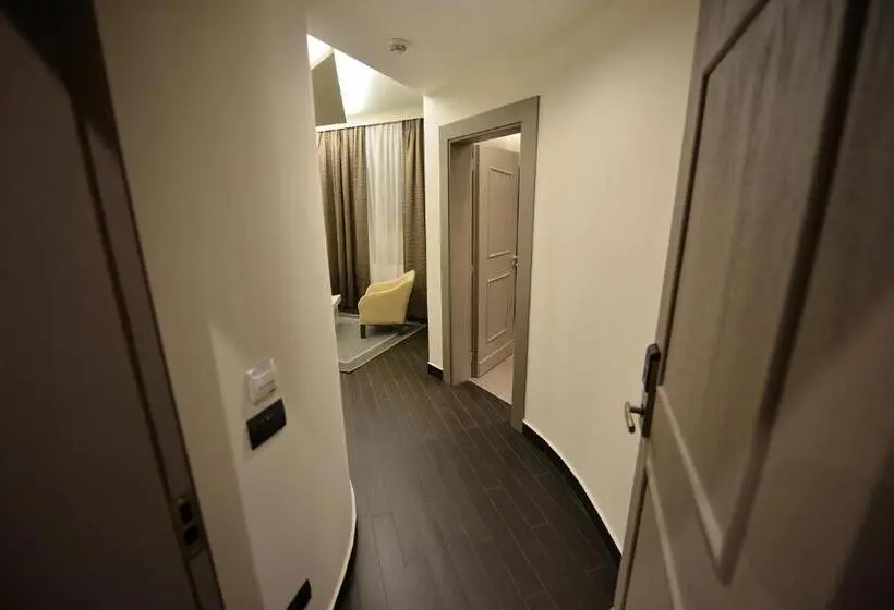 سوییت, Petit Hotel Elita