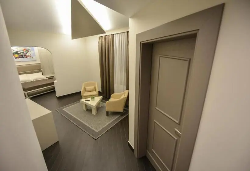 سوییت, Petit Hotel Elita