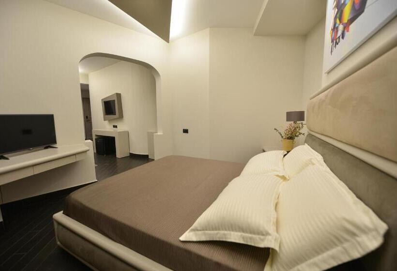 스위트, Petit Hotel Elita