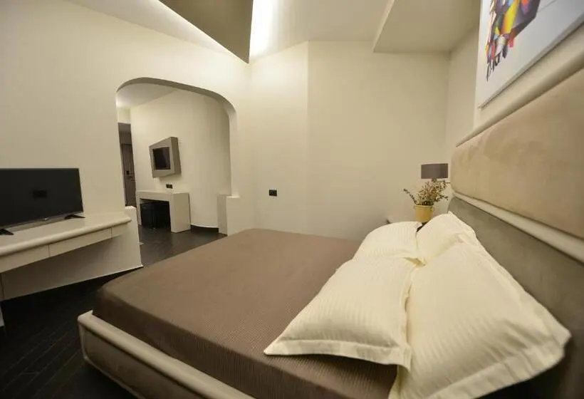 سوییت, Petit Hotel Elita