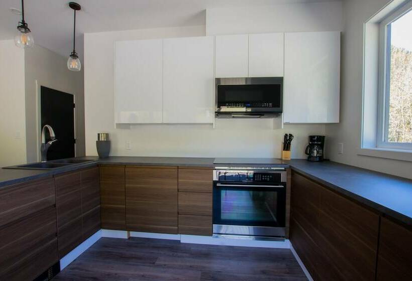 جناح عائلي غرفتين نوم, The Burfield