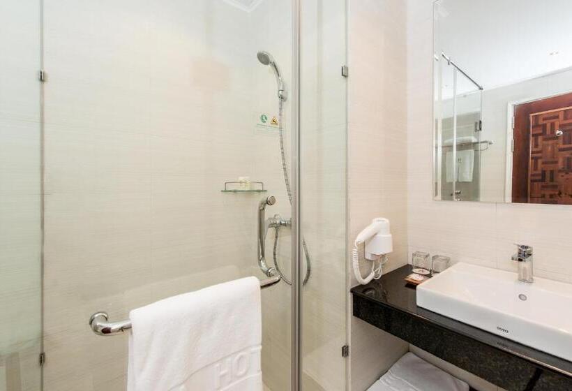 غرفة قياسية مطلّة علي حمام السباحة, Sokha Palace Siem Reap